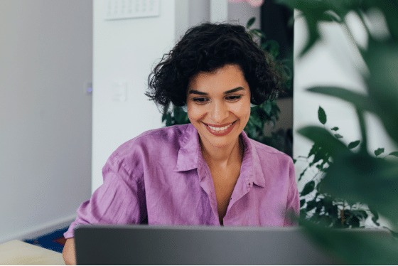 HR manager using HCM solutions